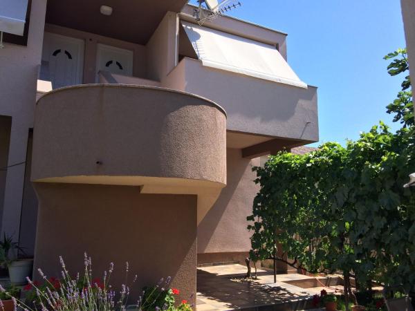 Apartments Mirko i Jela, Забронировать Апартаменты/квартира Отели в центре Нин, в центре, Парковка