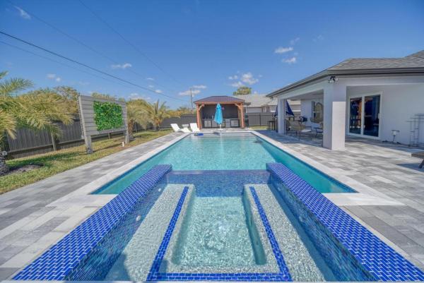 Campos Family Resort - Heated Pool, Забронировать  Кейп-Корал Southwest Florida, рядом с Mike Greenwell's Bat-A-Ball &amp; Family Fun Park