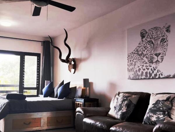 African surf explosion! tasteful upmarket unit, Забронировать  Отели Durban North Coast с парковкой, Парковка