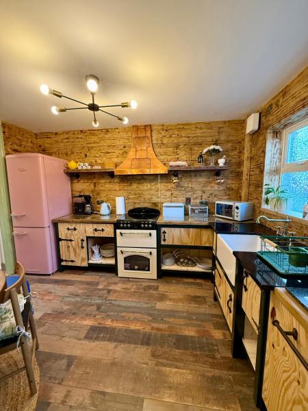 Superb Large Bespoke 5 Star Detached Villa, Prime Location, Belfast Stay, Забронировать  Отели Графства Антрим с парковкой, Парковка