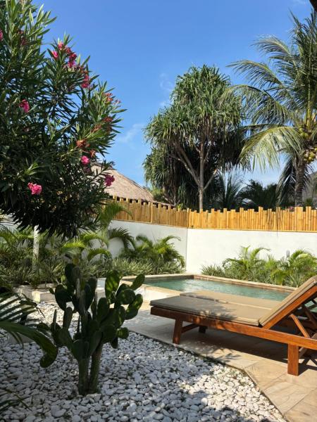 Pink Door Villa Gili Air, private pool & kitchen, Забронировать  Отели островов Гилей с бассейном, Бассейн
