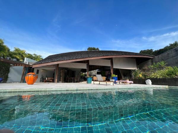 Tranquil lake view villa on Phuket golf estate, Забронировать  Ban Kathu Пхукет