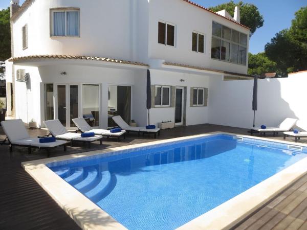 Luxury Villa with Private pool walking distance to beach and Marina, Забронировать  Отели Куартейра с парковкой, Парковка