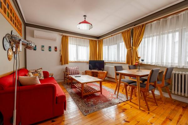 Central 3-Bedroom Apartment with High Ceilings, Забронировать  Стамбул Мраморноморский регион, рядом с Clinicana Hair Transplant and Esthetic Surgeries