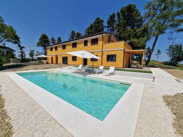 Casale Medi - Nuove ed eleganti case con giardino, vista e piscina condivisa, Забронировать  Бельведере-Остренсе Марке