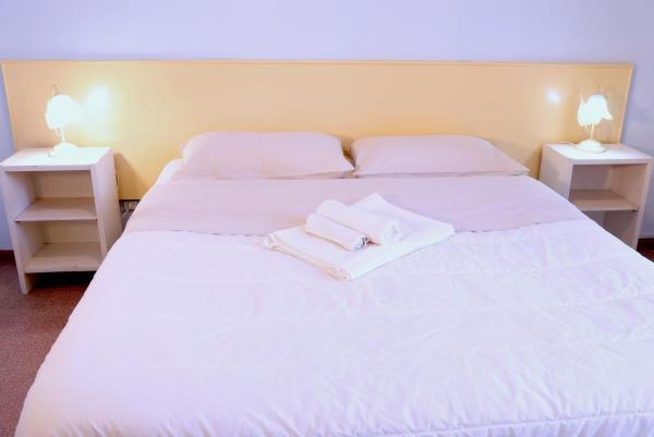 Evelyn guest house, Забронировать  Отели в центре Ачи-Кастелло, в центре, Парковка