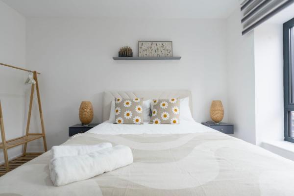Stylish Modern Apartment by Aldgate East Station 4, Забронировать  Отели Большого Лондона с парковкой, Парковка
