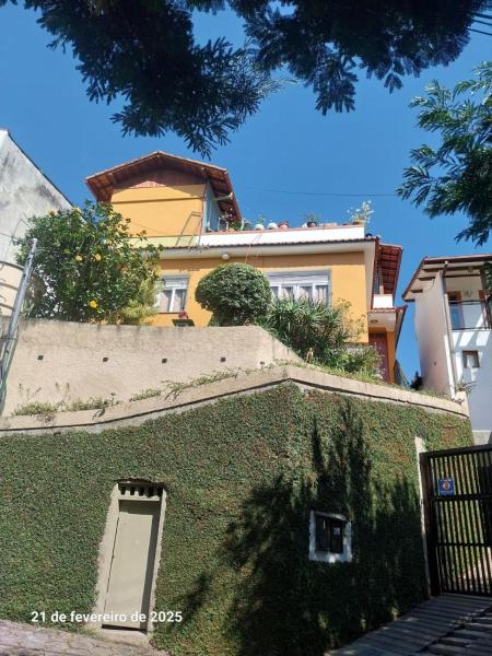 Casa mobiliada com jardim e vista no Centro de Friburgo, Забронировать  Нова-Фрибургу штат Рио-де-Жанейро