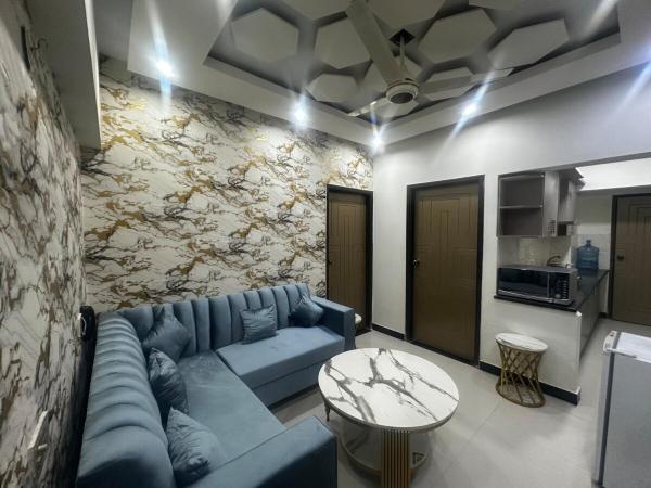 Designer Flat 104 Entire 2 Bedrooms lounge Kitchen AC Microwave Refrigerator Hot Water 24-7 electricity water gas lift with standby generator Security Surveillance Parking unmarried couples not allowed, Забронировать  Отели Карачи с парковкой, Парковка