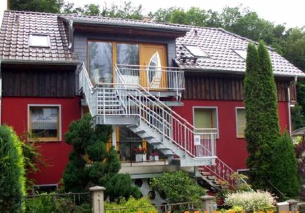 Waldresidenz - Gäste - Wohnung Neubrandenburg Buchenweg 14, Забронировать  Отели Мекленбург-Померания с парковкой, Парковка