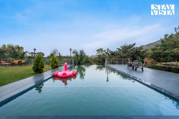 StayVista at Banyan Nirvana Villa with Pool, Bonfire & Lawn, Забронировать  Отели штата Махараштры с бассейном, Бассейн