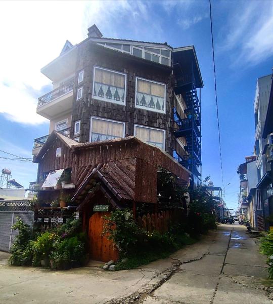 Hiên Cúc Vàng Homestay, Забронировать  Отели Ламдонг с парковкой, Парковка