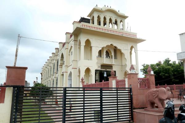 OYO 9141 Hotel Roshan Haveli