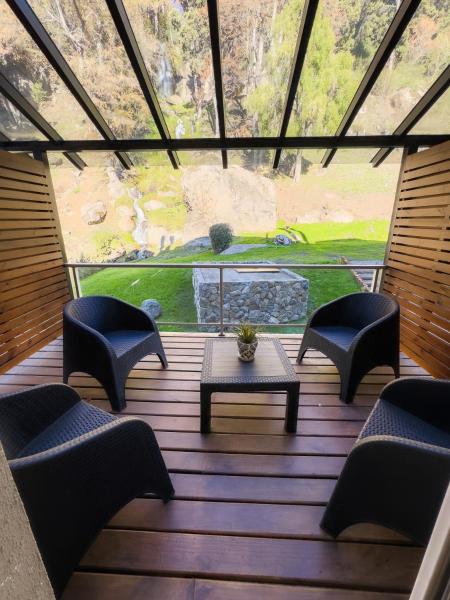 Departamentos De la Cascada, con la mejor vista de San Martín - Ayres del Bosque Alojamientos, Забронировать  Отели Сан-Мартин-де-лос-Андес с парковкой, Парковка