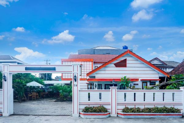 Dancenter Guest House Omah Anakku, Забронировать  Отели Танджунгкаранг с парковкой, Парковка