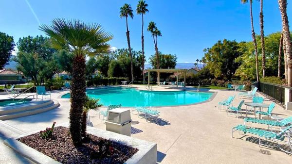 Desert Breezes Resort Studio Apartment with Resort Access, Забронировать  Palm Desert Country Калифорния