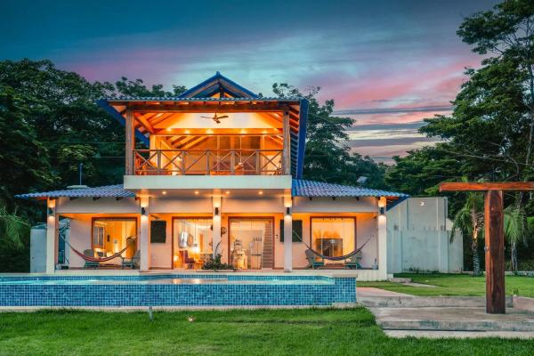 Beachfront Villa with Pool at the Heart of Venao, Забронировать  Отели Плайя-Венао с парковкой, Парковка