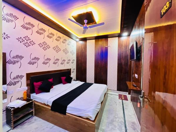 Hotel Elite Club, Забронировать  Отели штата Уттар-Прадеша с парковкой, Парковка