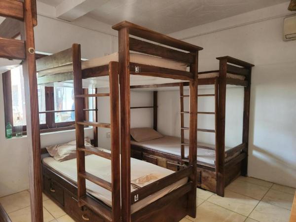 Just the 2 of Us Hostel, Забронировать  Отели Тринкомали с парковкой, Парковка