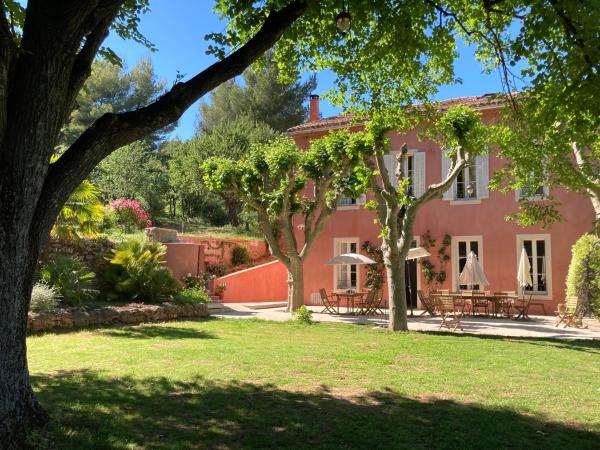 La Féraude - Pays d'Aix en Provence, Забронировать Отель «постель и завтрак» Гардан Буш-дю-Рон