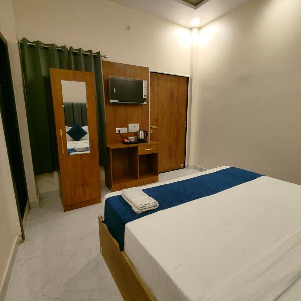 Hotel Ramayan Elite 2 KM Shree Ram Ji Mandir and Free Pickup From Ayodhya Dham Railway Station