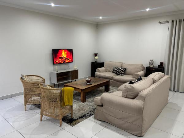 The Cozy Double , 2 Full Rooms , Spacious Living Room And A Double Garage, Забронировать  Сэндтон 