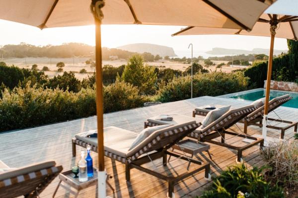 Tranquil Oasis: 5 Bedroom Villa in Ibiza City,1002, Забронировать  Кала-Комте Ибица