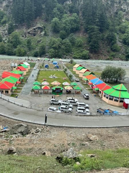 Rainbow cottages, Забронировать  Отели Kalām с парковкой, Парковка