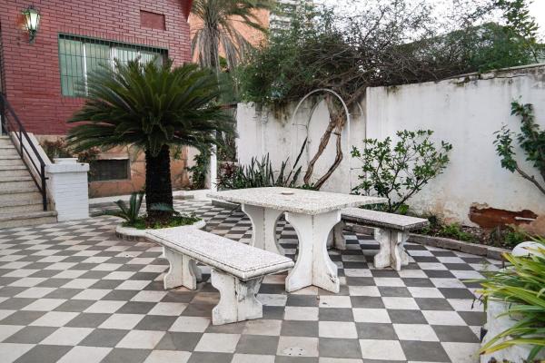 Hostal Asunción Centro, Забронировать  Отели Асунсьона с парковкой, рядом с Carlos Antonio López railway, Парковка