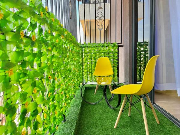 modern living two bedroom apartment with heated swimming pool well equipped gym ample parking space children playing ground and a relaxing rooftop with breathtaking scenic views, Забронировать  Отели Найроби с парковкой, рядом с Nairobi Arboretum, Парковка