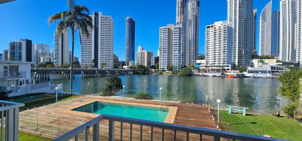 Riverfront Villa 8 Surfers Paradise with Pool, Забронировать  Серферс-Парадайс Голд-Кост, рядом с SkyPoint Observation Deck