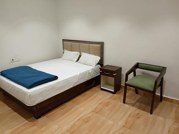 HOTEL AURA INN NAGPUR railway station STATION, Забронировать  Отели штата Махараштры с парковкой, Парковка