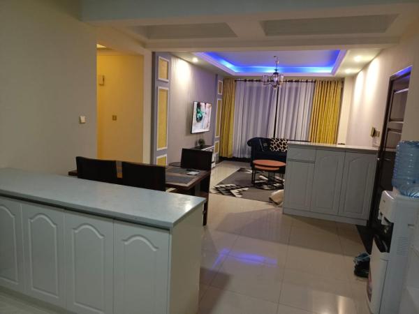 elegantly and beautifully furnished three bedroom apartment with swimming pool children playing ground area and amazing scenic views, Забронировать  Отели Найроби с парковкой, рядом с Nairobi Arboretum, Парковка