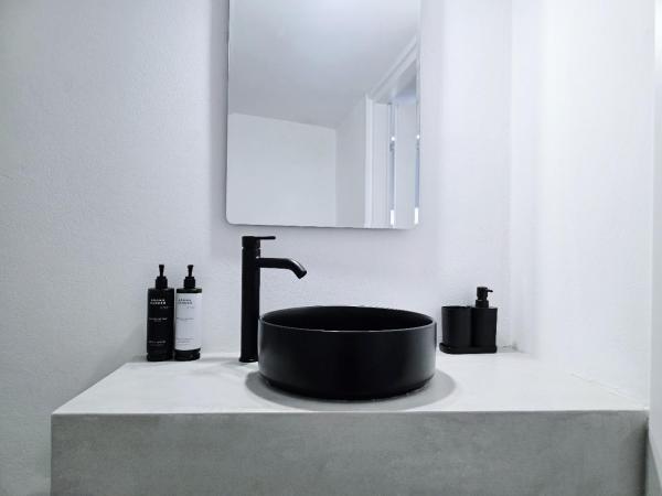 Suites with Shared Garden Sougia, 预订  Moni 