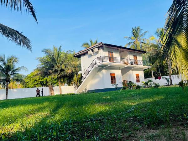 Nachchi Beach Sweet Stay, Забронировать  Отели Нилавели с парковкой, Парковка