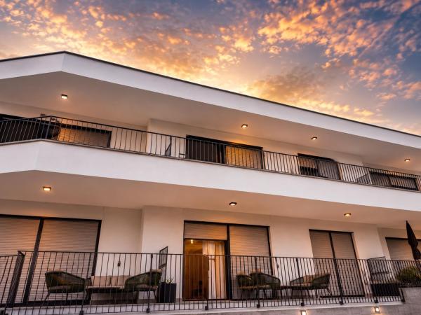 Olive & Wave Apartments- one minute to the beach, Забронировать  Отели Градац с парковкой, Парковка