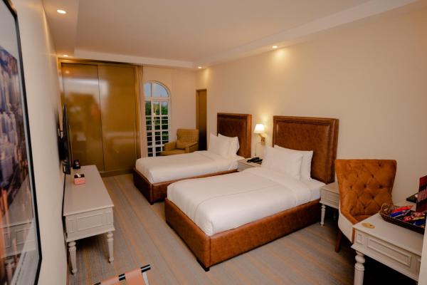 Cityscape Rooms & Suites, Забронировать  Отели Исламабада с парковкой, рядом с Safa Gold Mall, Парковка