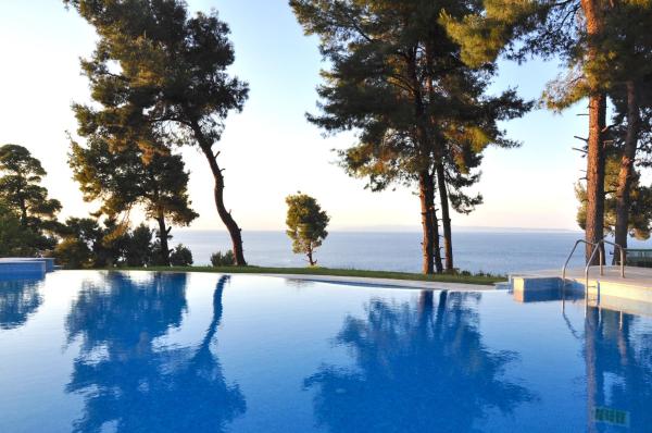 Charming Villa with Seaview in a Gated Complex, Забронировать  Криопиги Кассандра