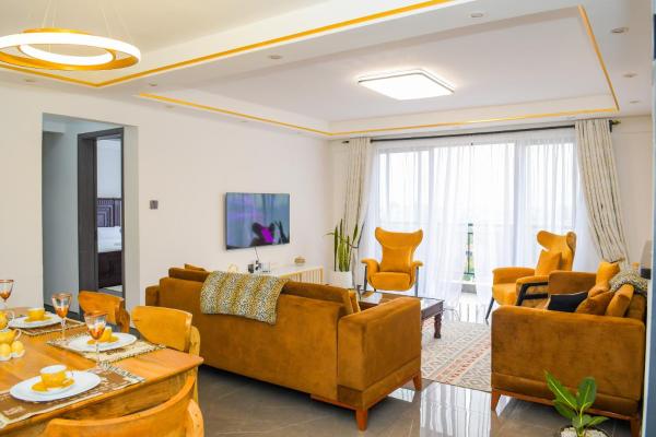 executive three bedroom apartment with dsq , Gym, children play area, rooftop football pitch, coffee house, restaurant, garden and amazing scenic views in kileleshwa, Забронировать  Отели Найроби с парковкой, рядом с Nairobi Arboretum, Парковка
