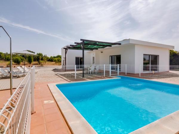 Villa Brown\s with Private Pool in Vilamoura, Забронировать  Отели Куартейра с парковкой, Парковка