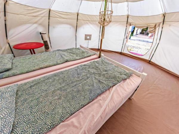 Camping by the beach Vama Veche, Забронировать  Отели Вама-Веке с парковкой, Парковка