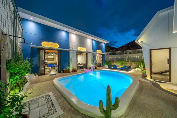 First 5 Loft near Seminyak, Забронировать  Отели провинции Бали с парковкой, Парковка
