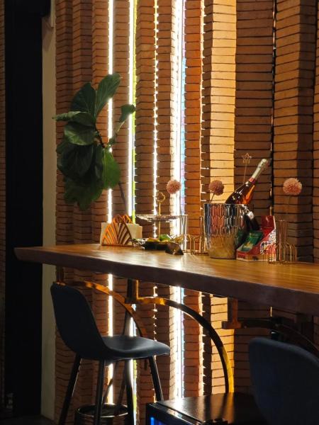 DAY & NIGHT - Secret Suite above Wine Bar, Забронировать  Отели провинции Чианг Мая с парковкой, Парковка