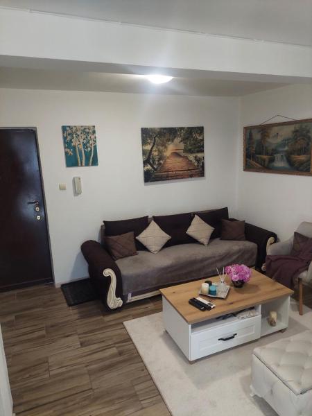 Apartman Bogi, Забронировать  Отели Будванская ривьеры с парковкой, рядом с Пляж Словенска, Парковка