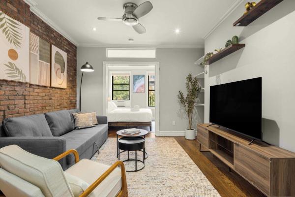 Stylish Stay in Trendy East Village, Забронировать  Ист-Виллидж - Нижний Ист-Сайд 