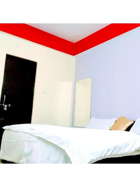 Hotel #Shivay# Varanasi Near Lord Shiva Kashi Vishwanath Temple, Забронировать  Отели штата Уттар-Прадеша с парковкой, Парковка