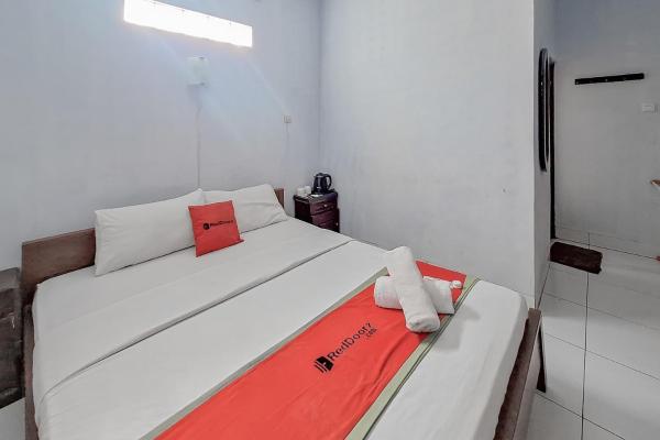 RedDoorz Syariah at Hotel Adi Sederhana near Stasiun Jatibarang, Забронировать  Sleman 