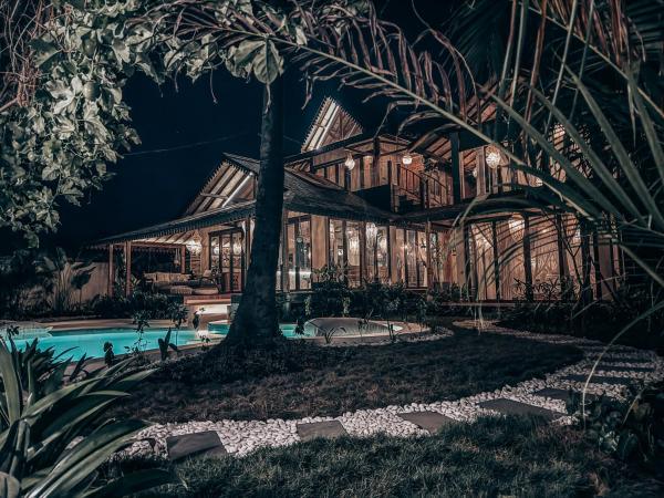 Casa Magick boutique Villa, Забронировать  Отели островов Гилей с бассейном, Бассейн