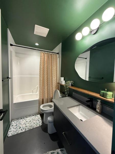 Stylish Condo, Riverview, Downtown East Village, Mins to Stampede, Saddledome, Забронировать  Калгари Calgary Region