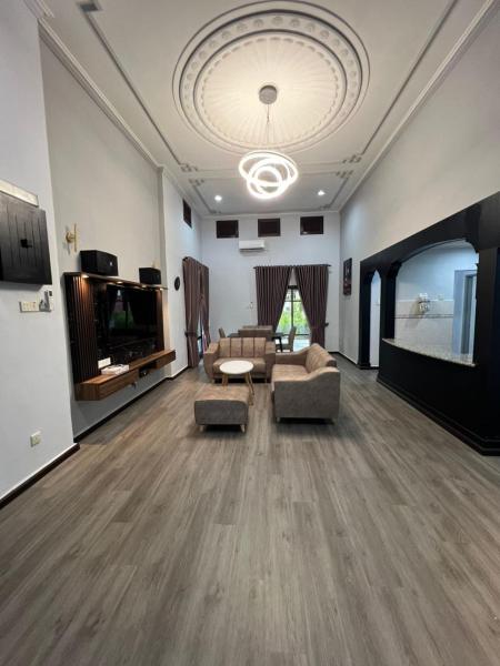 Eiffel Villa Homestay, Забронировать  Отели Simpang Empat с бассейном, Бассейн